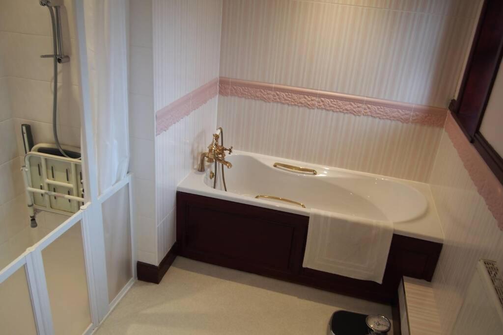 Hectors House Comfortable 4 Bed House In Mature Gardens Йелвертон Экстерьер фото