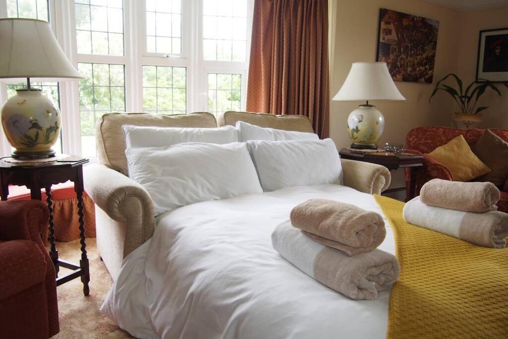 Hectors House Comfortable 4 Bed House In Mature Gardens Йелвертон Экстерьер фото