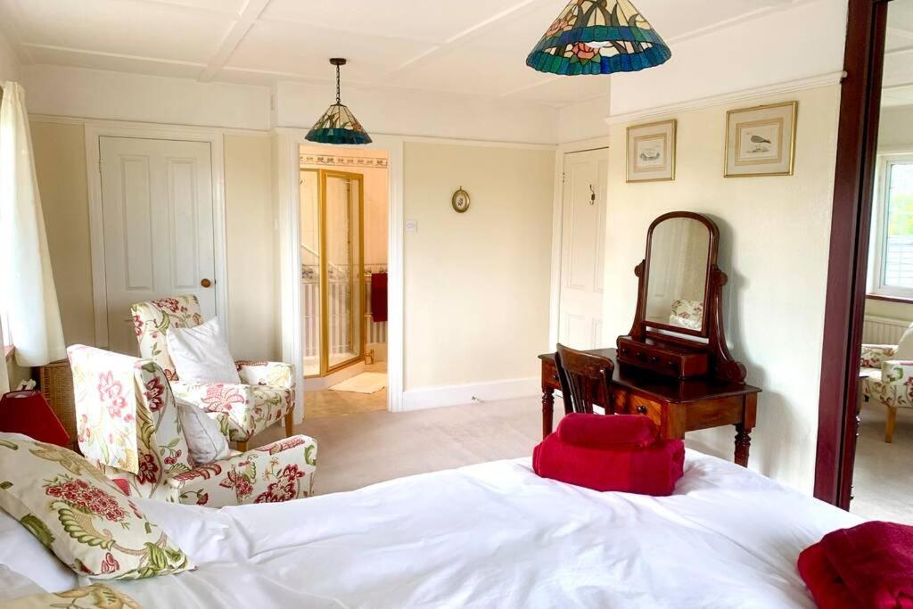 Hectors House Comfortable 4 Bed House In Mature Gardens Йелвертон Экстерьер фото