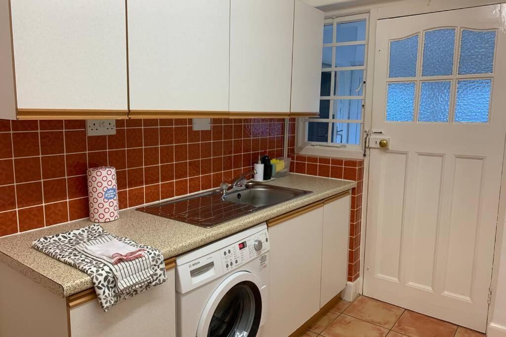 Hectors House Comfortable 4 Bed House In Mature Gardens Йелвертон Экстерьер фото