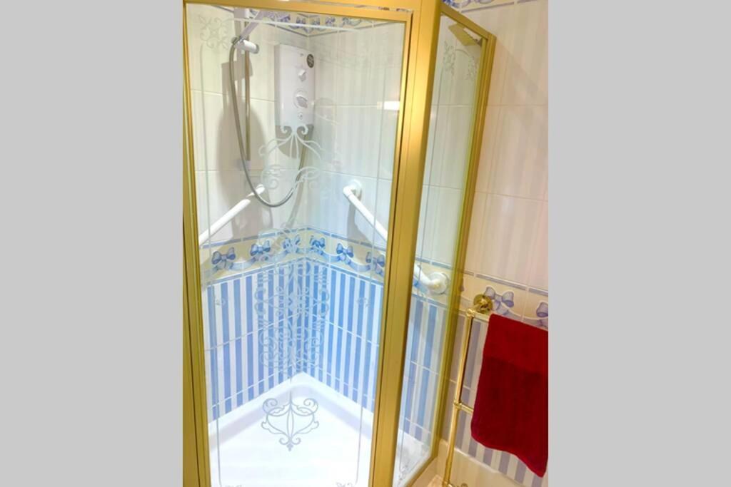Hectors House Comfortable 4 Bed House In Mature Gardens Йелвертон Экстерьер фото
