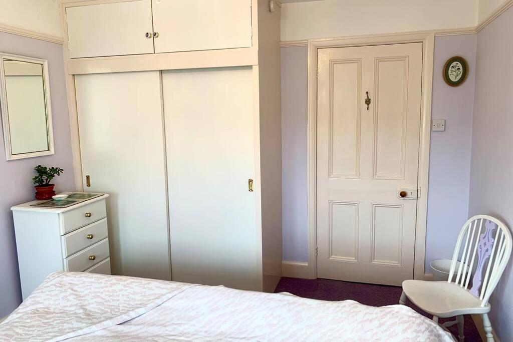 Hectors House Comfortable 4 Bed House In Mature Gardens Йелвертон Экстерьер фото
