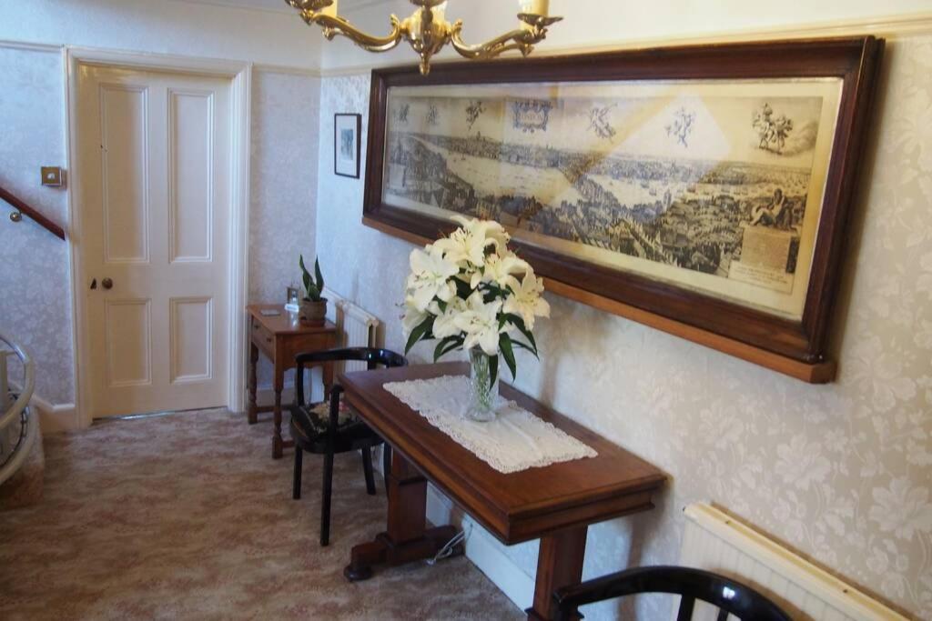 Hectors House Comfortable 4 Bed House In Mature Gardens Йелвертон Экстерьер фото