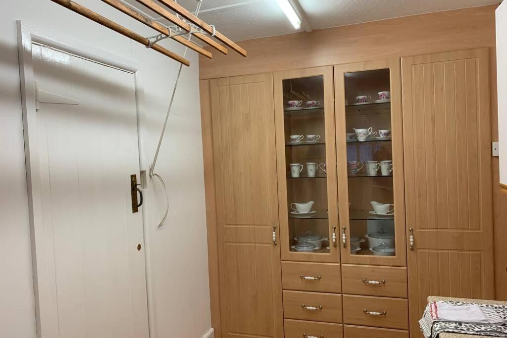 Hectors House Comfortable 4 Bed House In Mature Gardens Йелвертон Экстерьер фото