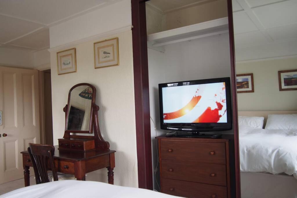 Hectors House Comfortable 4 Bed House In Mature Gardens Йелвертон Экстерьер фото