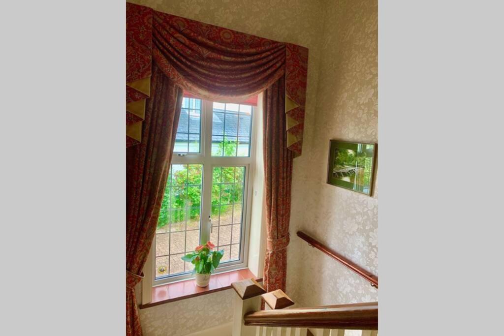 Hectors House Comfortable 4 Bed House In Mature Gardens Йелвертон Экстерьер фото